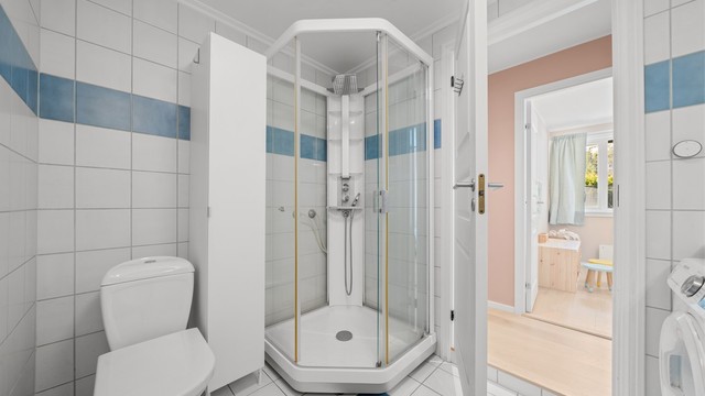 Bad 2 i 1.etg med toalett, dusjkabinett og opplegg for vaskemaskin og tørketrommel. TG3 etter helhetsvurdering.