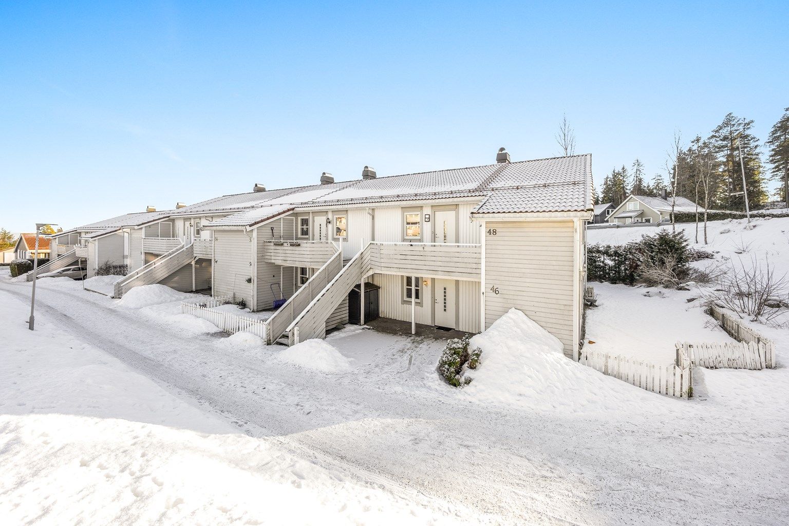 Velkommen til denne gjennomgående og innbydende leiligheten i byggets 1. etasje!