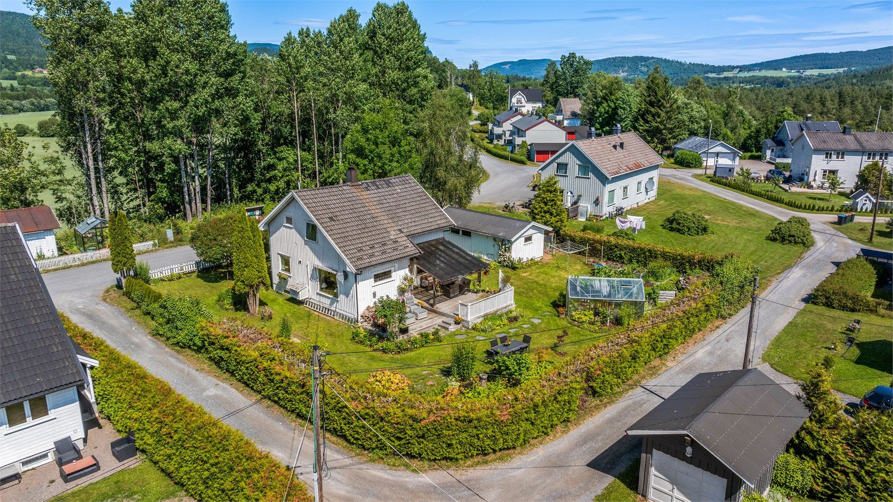 Eiendommen er omkranset av grønne og landlige omgivelser.