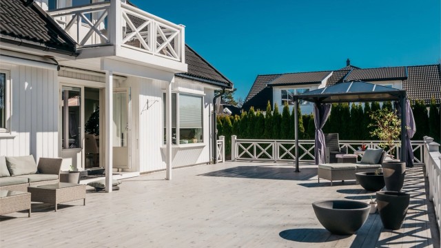 Den svært romslige terrassen gir rikelig med plass for både sittegrupper, spisebord og grill.