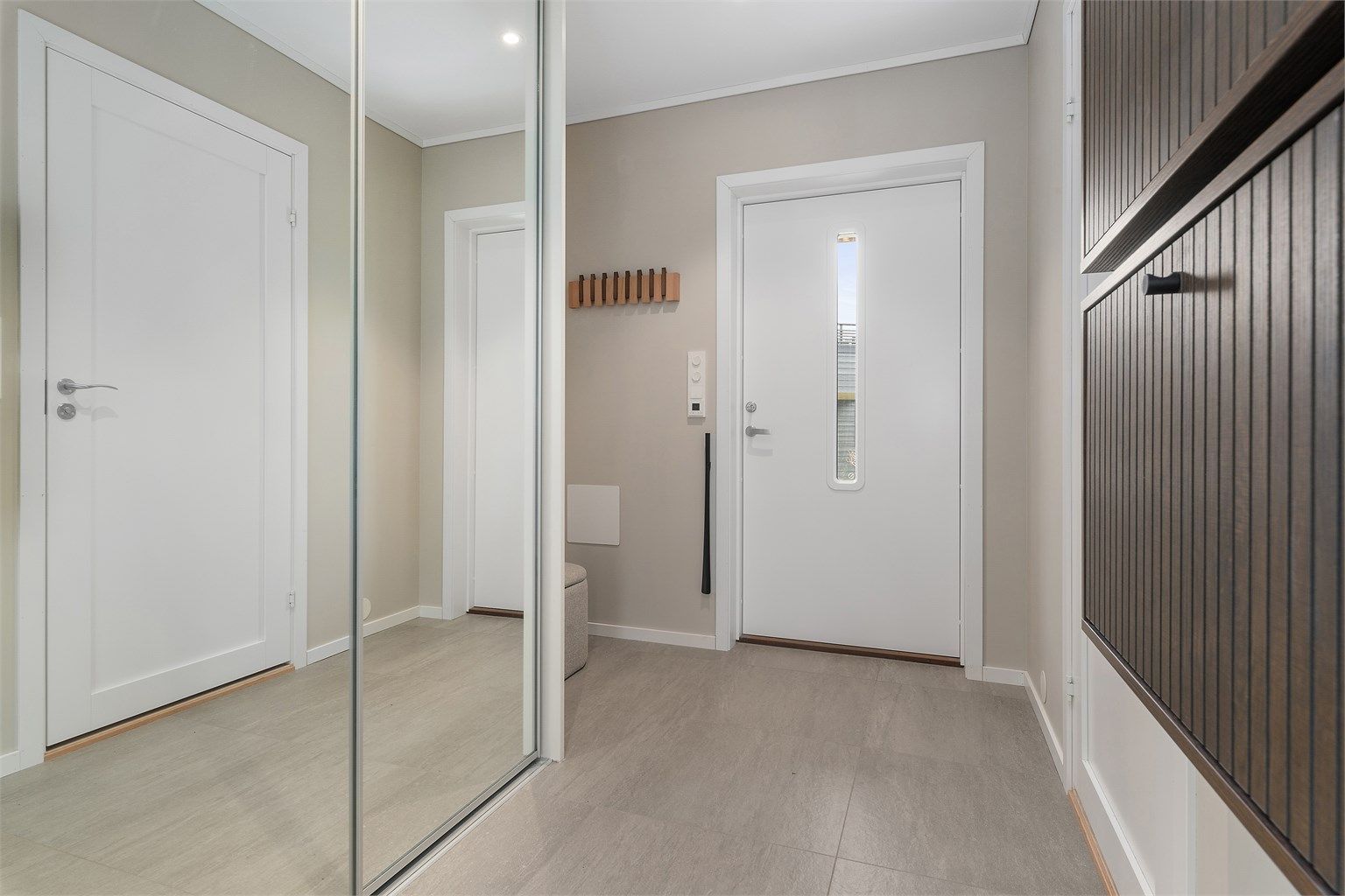 Velkommen inn! Boligen har en luftig og tiltalende entré som gir et godt førsteinntrykk på hva boligen videre har å by på