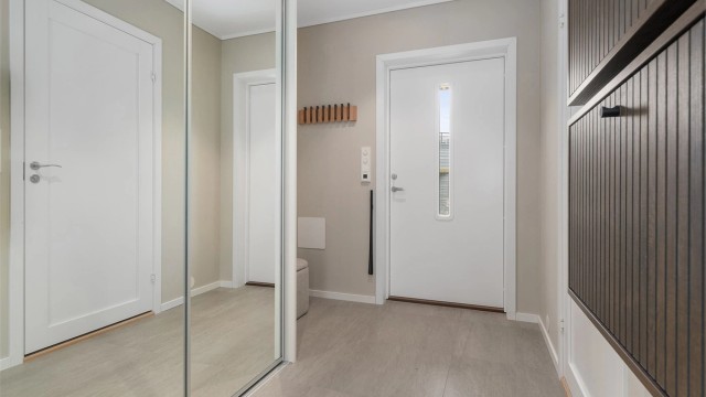 Velkommen inn! Boligen har en luftig og tiltalende entré som gir et godt førsteinntrykk på hva boligen videre har å by på