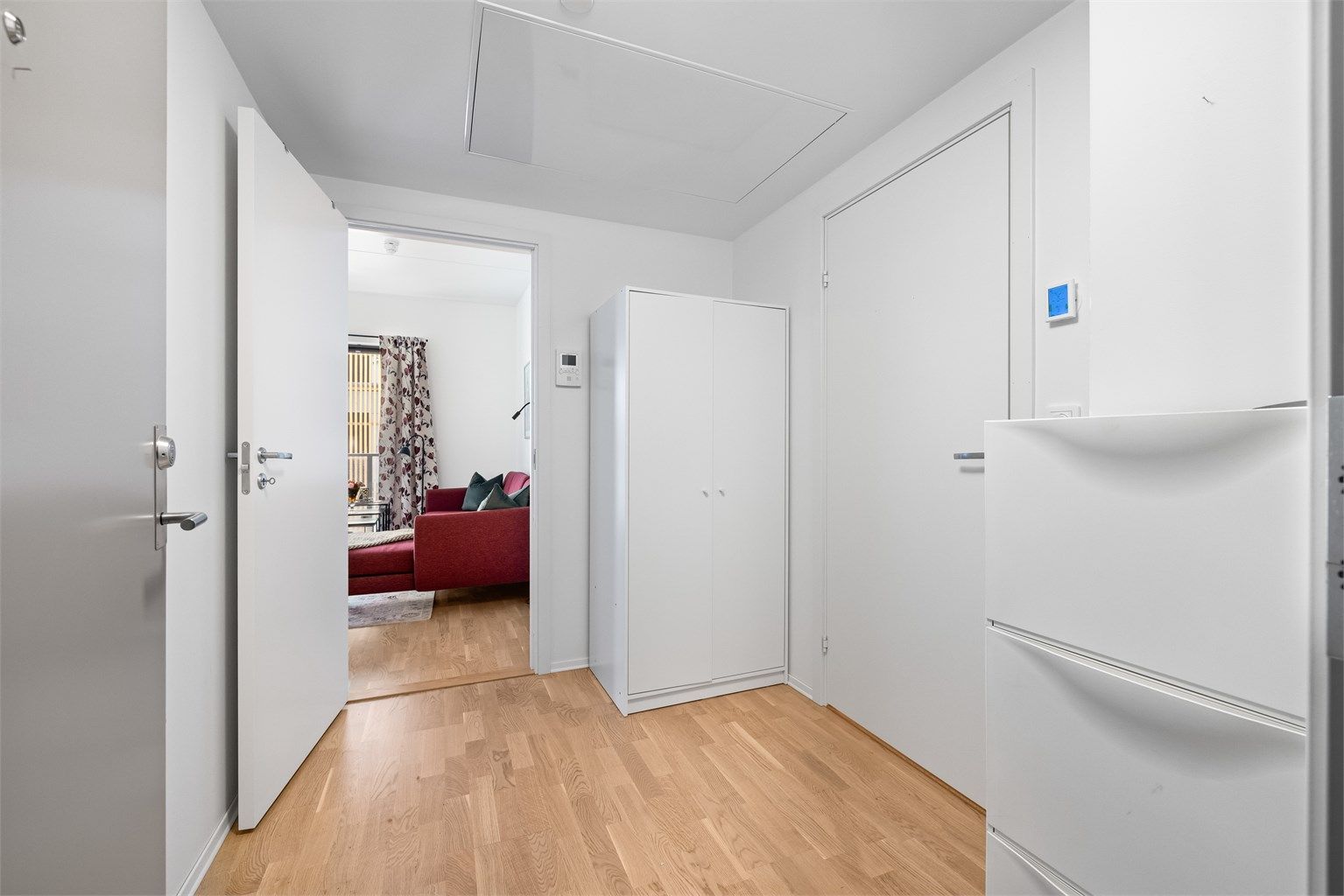 Fra entréen åpner leiligheten seg opp mot stue og kjøkken.