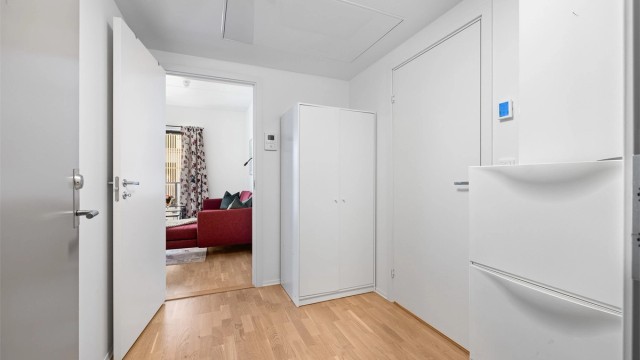 Fra entréen åpner leiligheten seg opp mot stue og kjøkken.