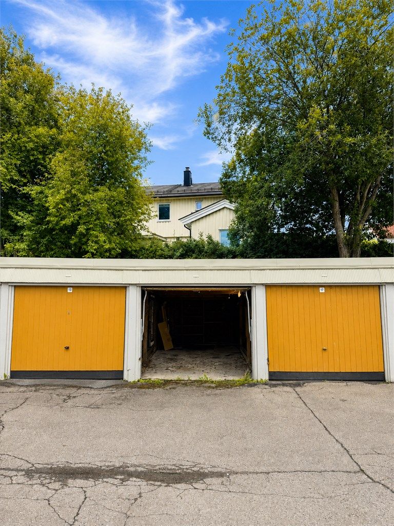 Garasje nr. 15 følger handelen. Garasjen er av enkel standard og har begrenset størrelse, egnet for parkering av mindre biler/oppbevaring