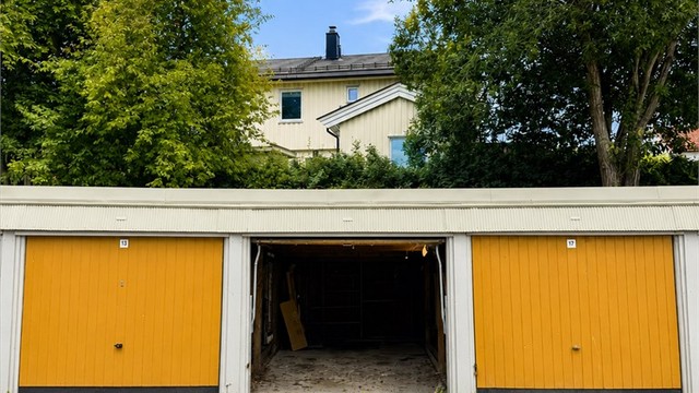 Garasje nr. 15 følger handelen. Garasjen er av enkel standard og har begrenset størrelse, egnet for parkering av mindre biler/oppbevaring