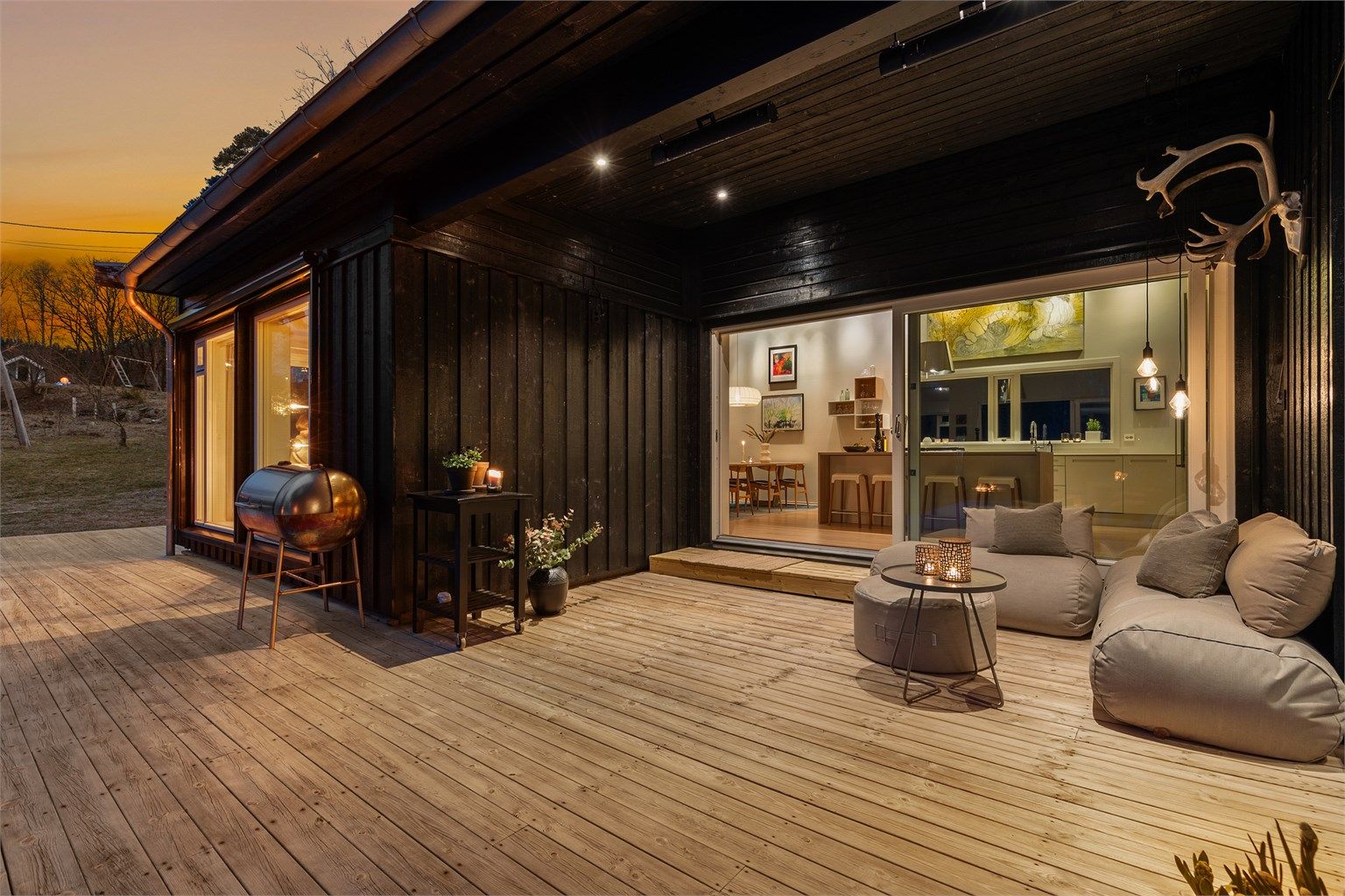 Her er det god plass til utemøbler og grill.