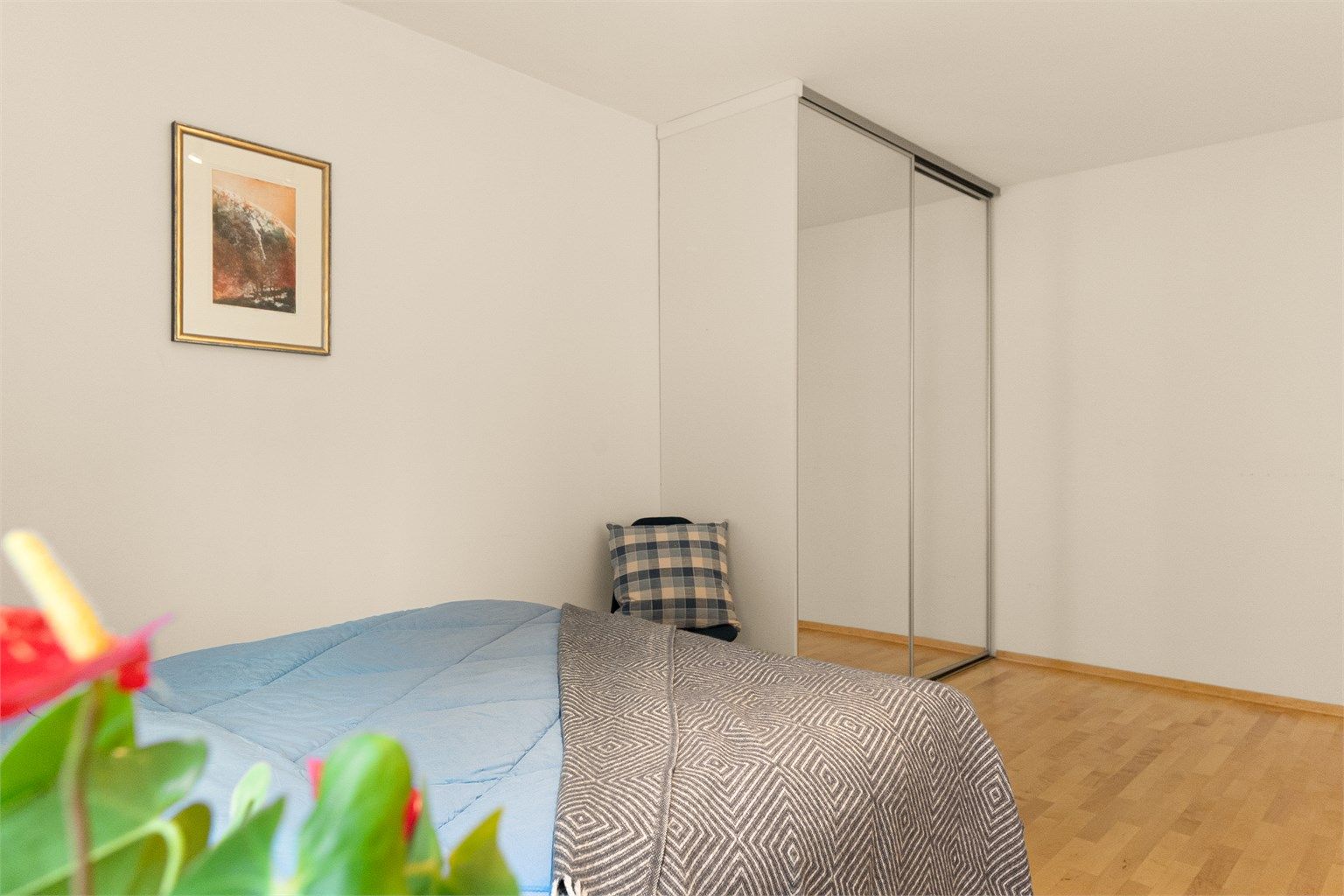 - Skyvedørsgarderobe med speilfronter gir rikelig med oppbevaringsplass -