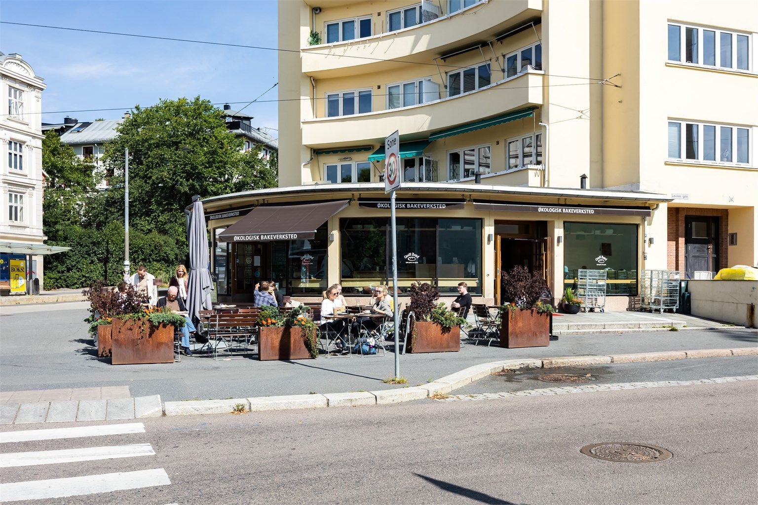 Kort avstand til så og si alt av service tilbud og kollektiv transport som tar deg i alle byens retninger!