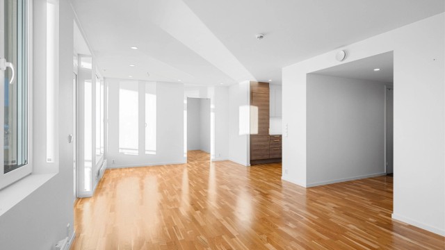 Stuen er lett å møblere med de flere sonene i rommet, og har god plass til både sofagruppe med tilhørende TV-møblement samt spisegruppe.