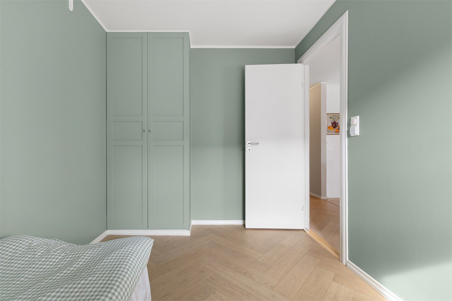 Et garderobeskap gir god oppbevaring på soverommet.