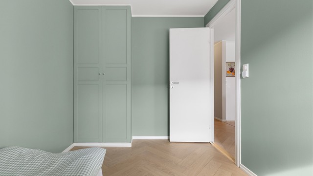 Et garderobeskap gir god oppbevaring på soverommet.