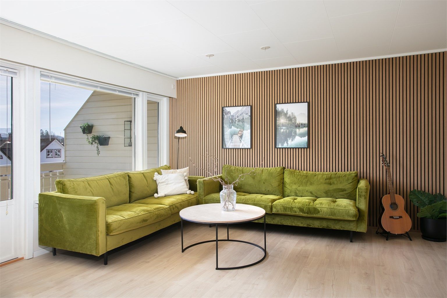 Stuen har god plass til en romslig sofagruppe.