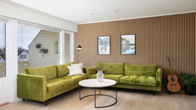Stuen har god plass til en romslig sofagruppe.