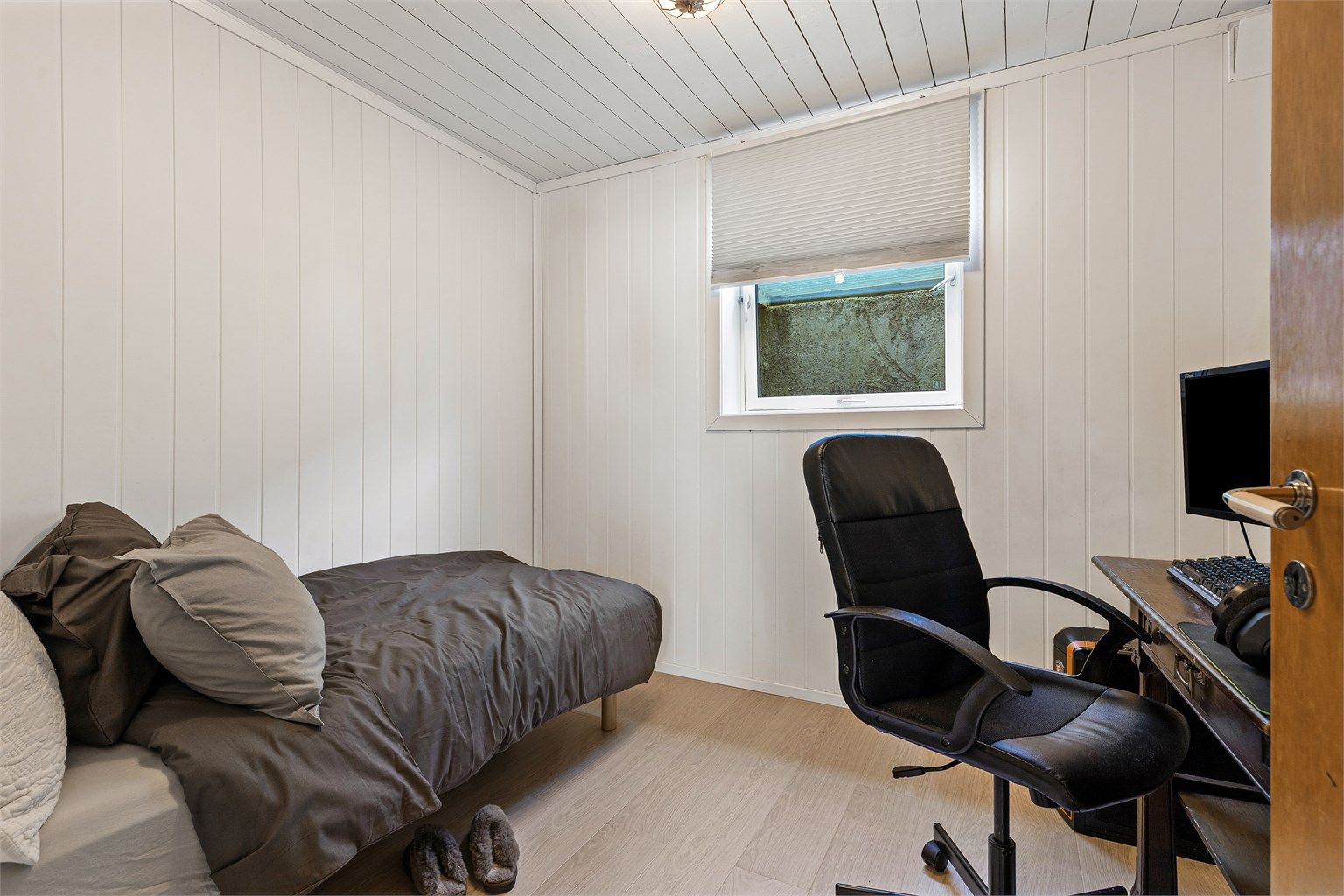 Rom på halvplan 2 som idag er innredet som soverom. Det er satt inn stort vindu og gravd rømningsvei, men rommet er ikke omsøkt/bruksendret. Rommet er betegnet som mørkerom på originale byggetegninger og er dermed ikke godkjent for varig opphold.