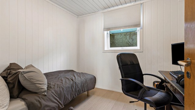 Rom på halvplan 2 som idag er innredet som soverom. Det er satt inn stort vindu og gravd rømningsvei, men rommet er ikke omsøkt/bruksendret. Rommet er betegnet som mørkerom på originale byggetegninger og er dermed ikke godkjent for varig opphold.