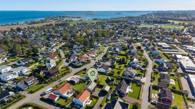 Ny, moderne og delikat enebolig fra 2025 med dobbelgarasje, solrik terrasse, peis og familievennlig beliggenhet