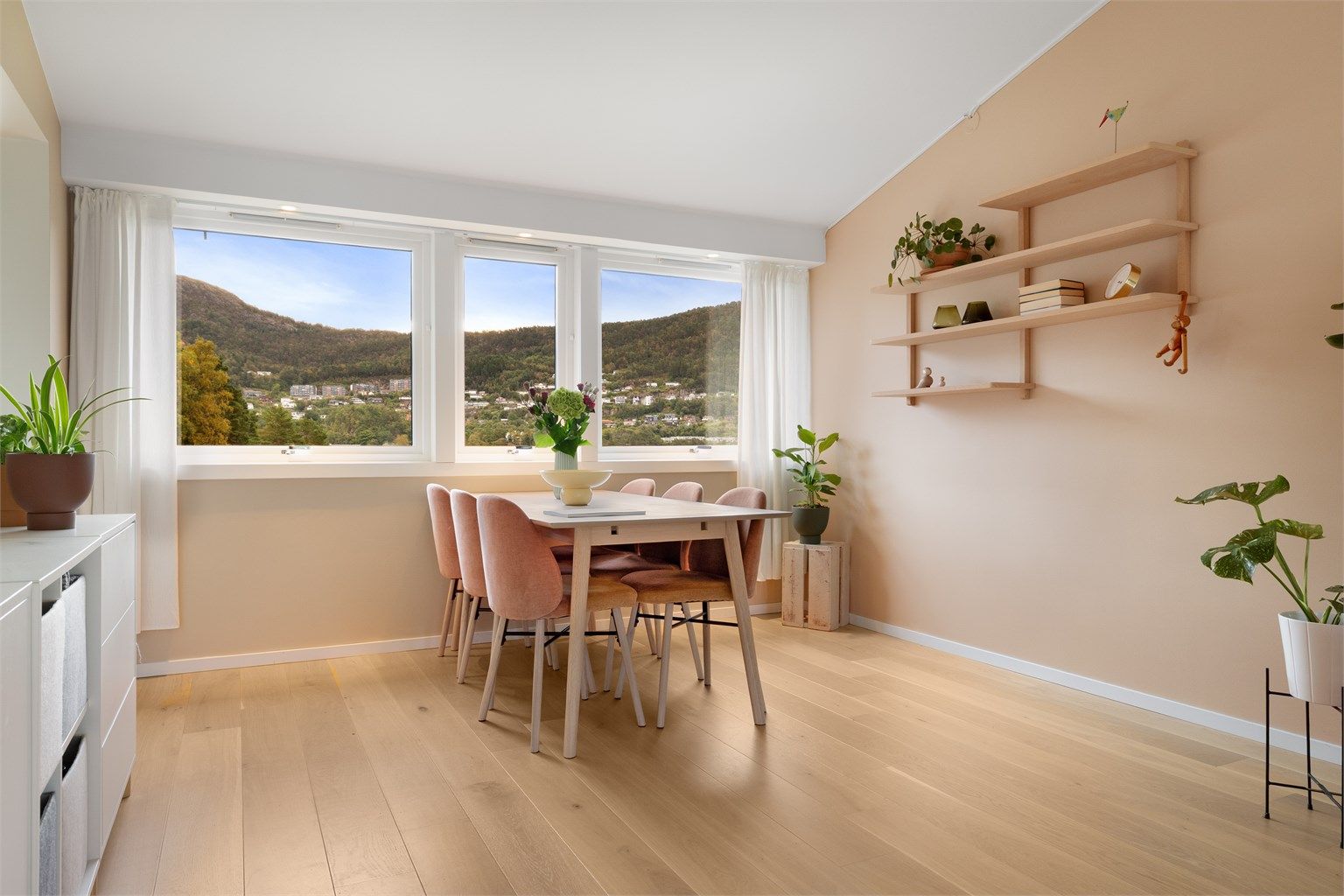 Stuen har god plass til en egen spisestue ved vinduet.