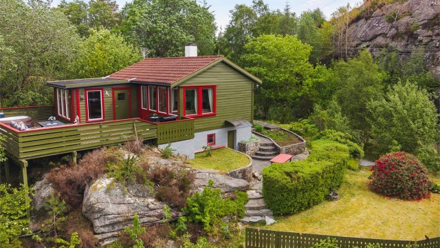 Velkommen til denne sjarmerende fritidsboligen!
Presentert av Torbjørn Vinje - Eiendomsmegler Krogsveen