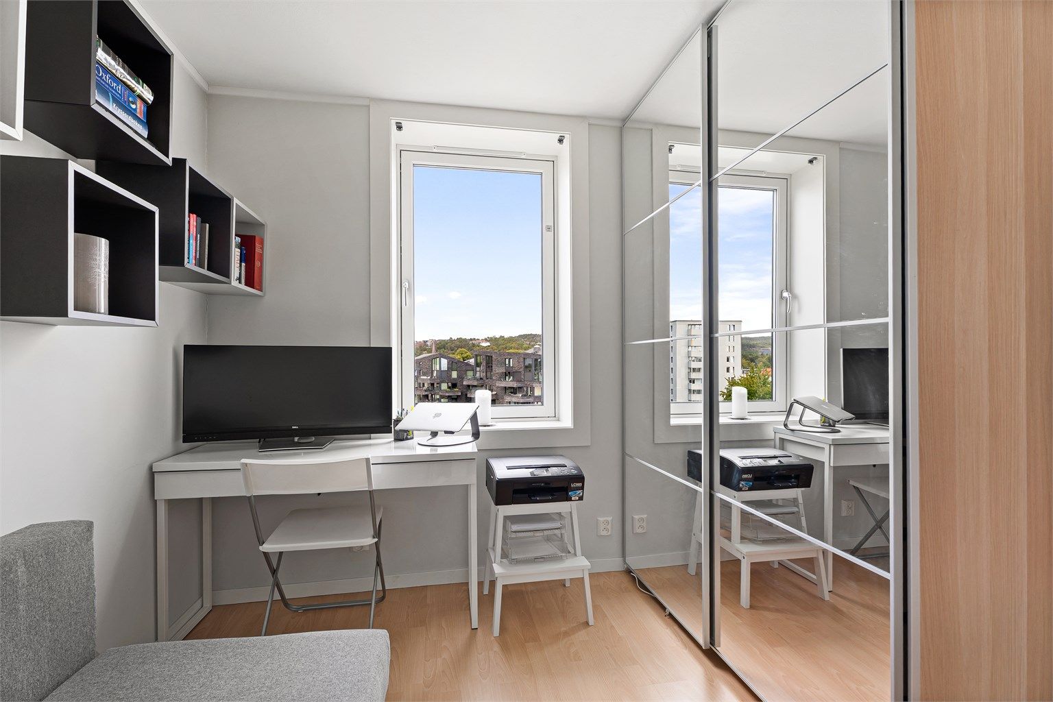 Skyvedørsgarderobe på soverom 2. 