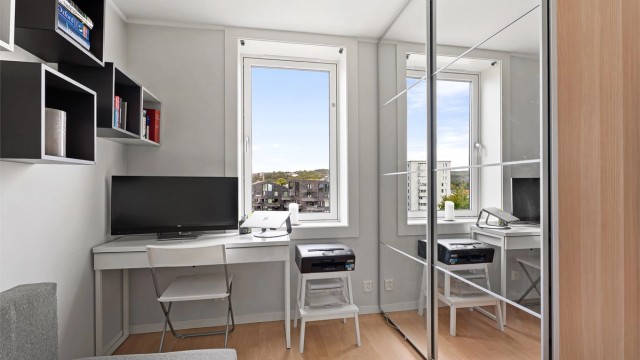 Skyvedørsgarderobe på soverom 2.