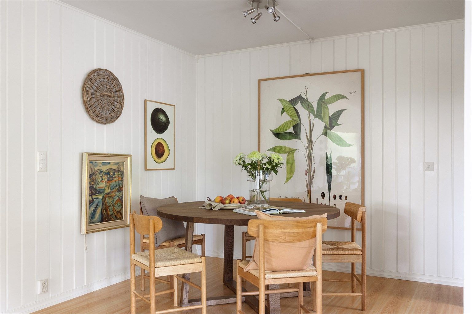 En hyggelig spiseplass med panelkledde vegger og plass til gode måltider og lange samtaler.