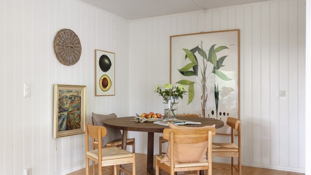 En hyggelig spiseplass med panelkledde vegger og plass til gode måltider og lange samtaler.