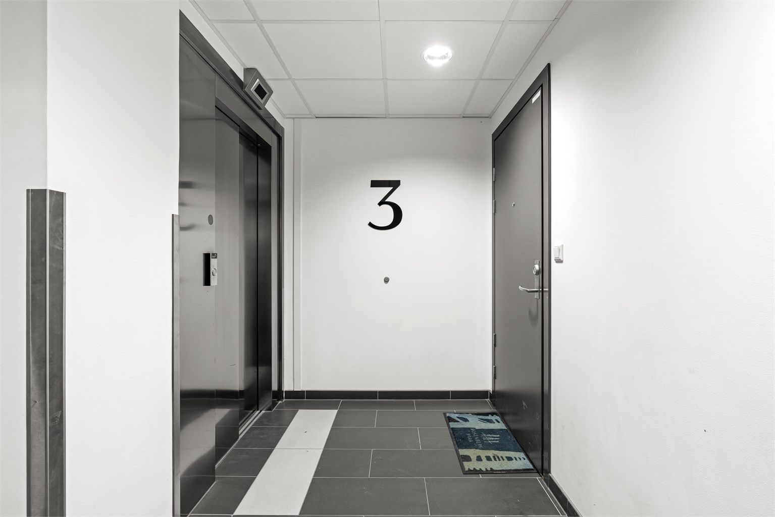 Leiligheten ligger i 3. etasje, med enkel adkomst via heis fra felles inngangsparti.