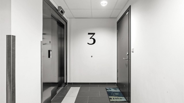 Leiligheten ligger i 3. etasje, med enkel adkomst via heis fra felles inngangsparti.