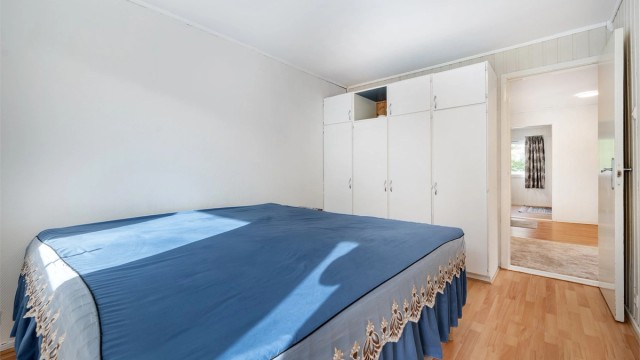 Romslig soverom med garderobeskap.