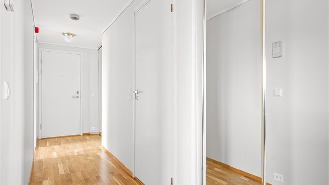 Lys gang med skyvedørsgarderobe med gode oppbevaringsmuligheter