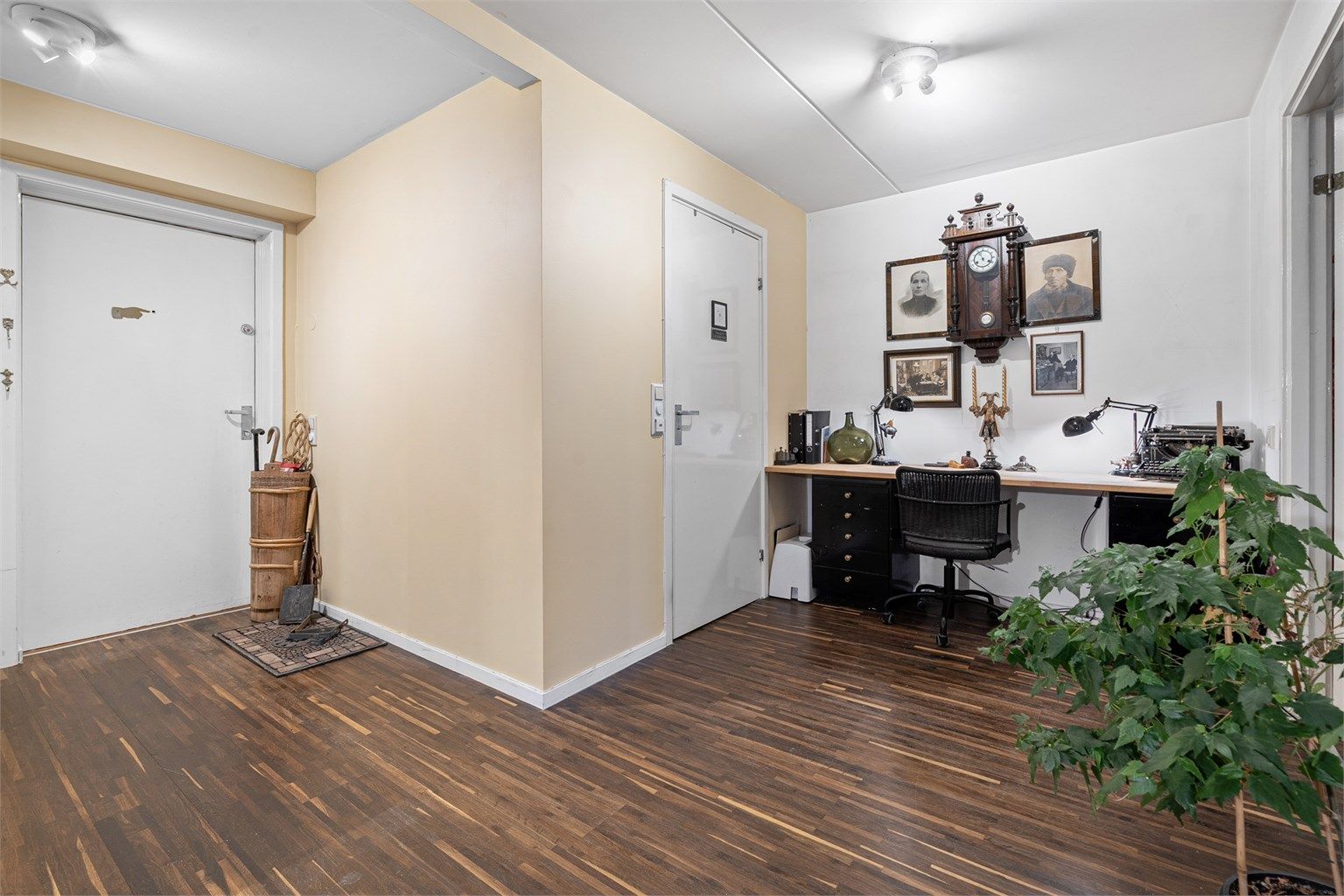 Mellom baderom og soverom er det plass til kontorpult eller annen møblering, alt etter behov. 