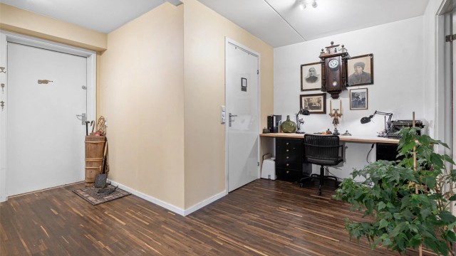 Mellom baderom og soverom er det plass til kontorpult eller annen møblering, alt etter behov.