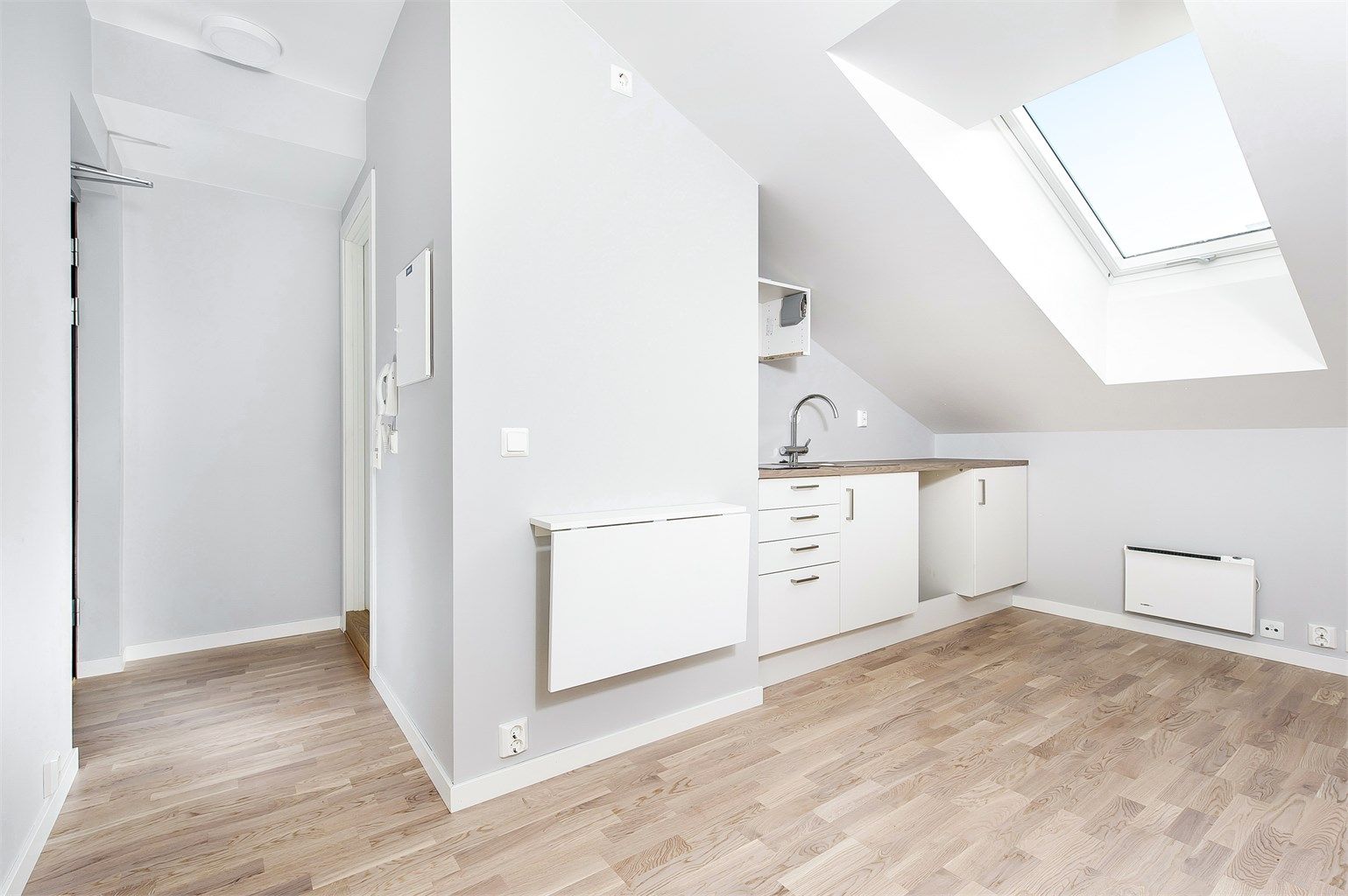 Foldbart bord på kjøkken.