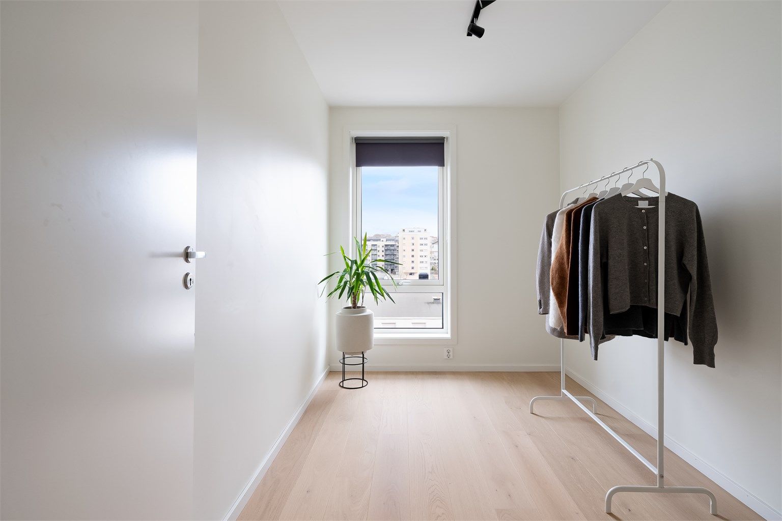 Det tredje soverommet er også av god størrelse med plass til seng og nattbord. Soverommene egner seg godt som et gjesterom, barnerom eller kontor.