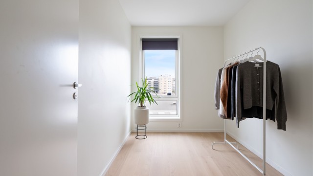 Det tredje soverommet er også av god størrelse med plass til seng og nattbord. Soverommene egner seg godt som et gjesterom, barnerom eller kontor.