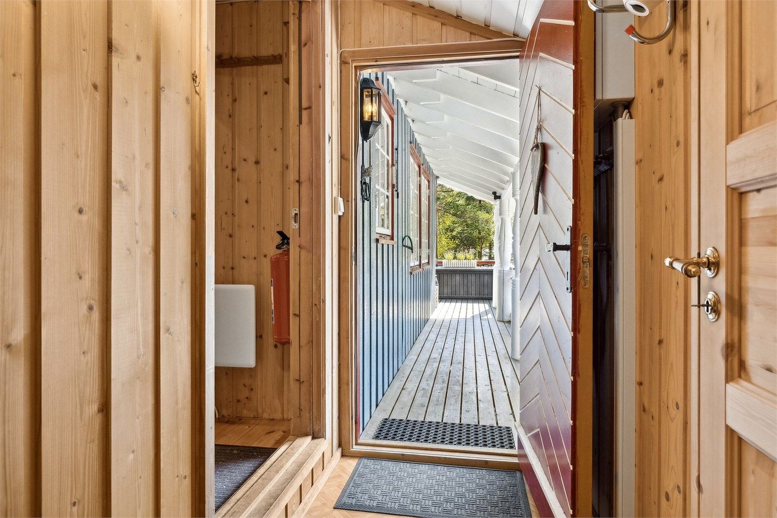 Lett adkomst til rom med hyttedo og praktisk bod ved entré.