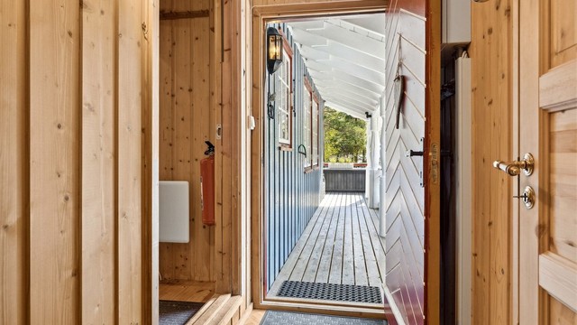 Lett adkomst til rom med hyttedo og praktisk bod ved entré.