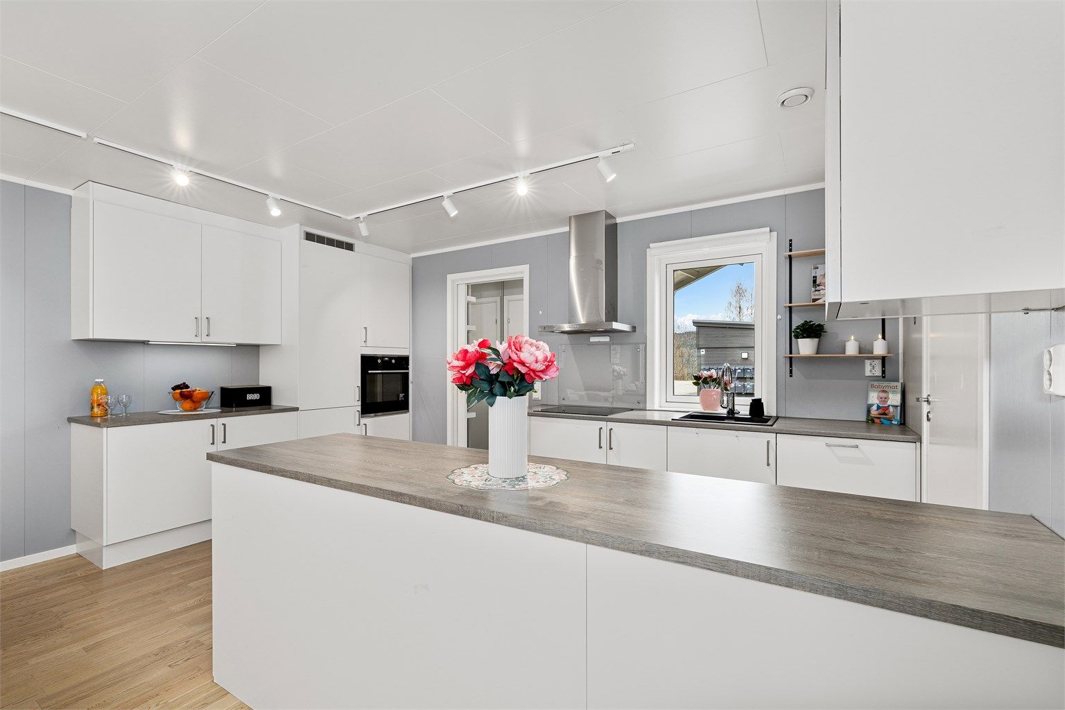 Rikholdig kjøkken med god benkeplass. Takhøye skap gir god lagringsplass og det er også bra med plass i benkeskap. Komfyrvakt er montert.