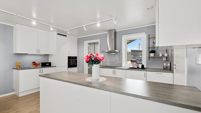 Rikholdig kjøkken med god benkeplass. Takhøye skap gir god lagringsplass og det er også bra med plass i benkeskap. Komfyrvakt er montert.