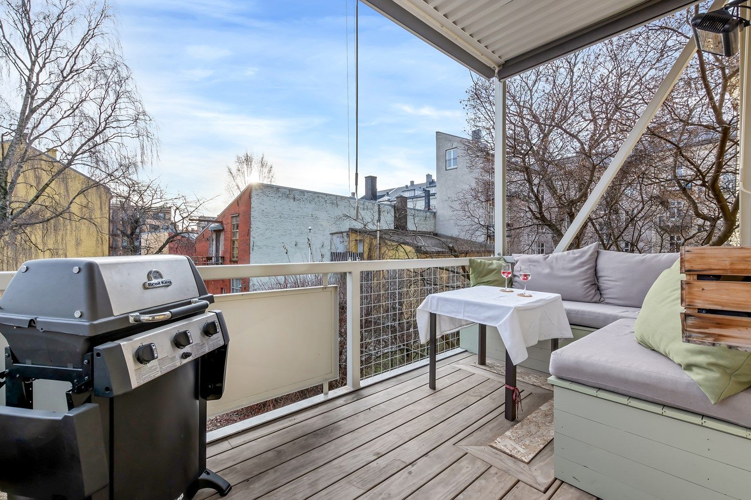 Velkommen til Olaf Ryes Plass 1A! Presentert av Eiendomsmegler Krogsveen. 