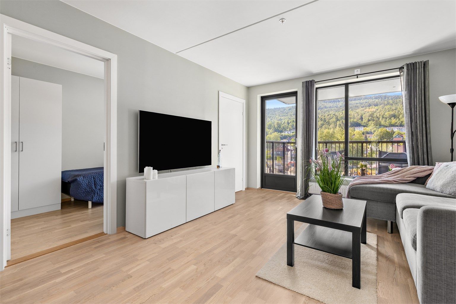 Utgang fra stue til sørvendt balkong på ca. 8 kvm 