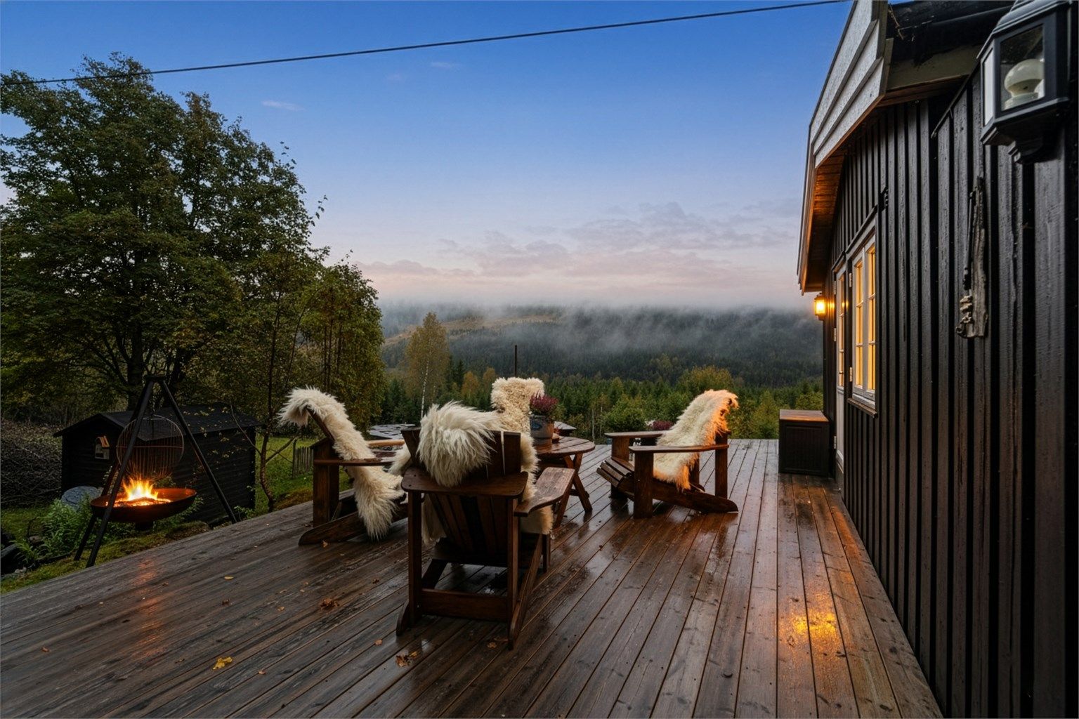 En stemningsfull plass med utsikt mot Høversjøen.