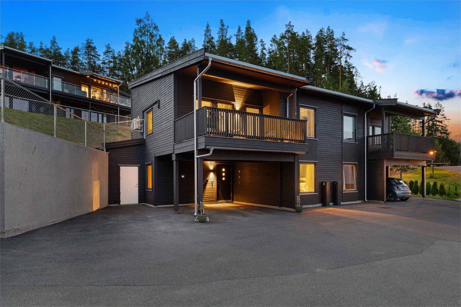Moderne og påkostet halvpart av tomannsbolig med stor carport og elbillader.