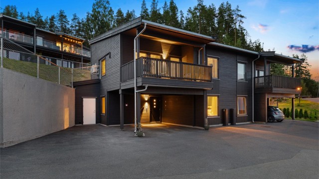 Moderne og påkostet halvpart av tomannsbolig med stor carport og elbillader.