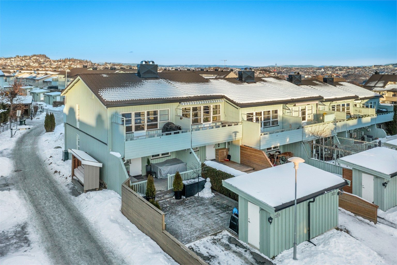 Velkommen til Nedre Flatåsveg 320 - og dette moderne rekkehuset beliggende i attraktive og rolige omgivelser på Flatåsen. 