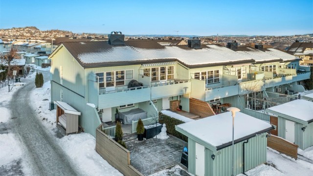 Velkommen til Nedre Flatåsveg 320 - og dette moderne rekkehuset beliggende i attraktive og rolige omgivelser på Flatåsen.