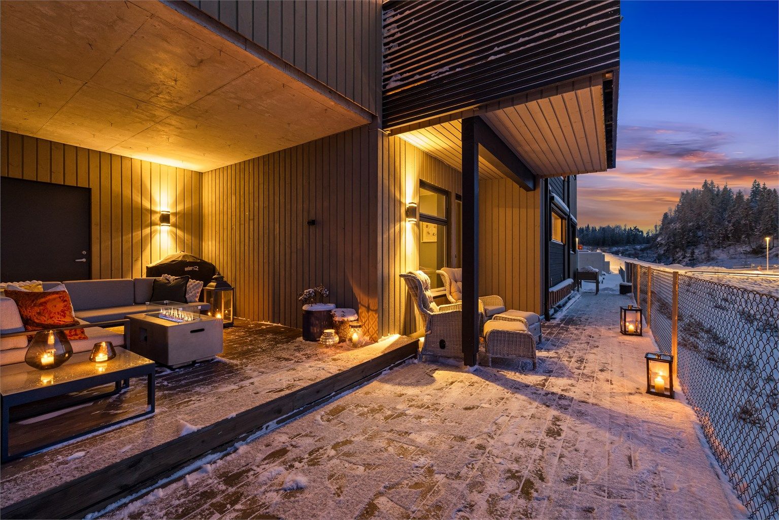 Vinterhage med koselig utelys og plass til utemøbler. God lagringsbod i bakkant av utemøblene.