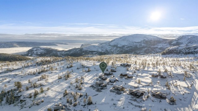 Hytten ligger fritt og usjenert til med kort vei til alpinanlegget og toppen av Vrådal Panorama
