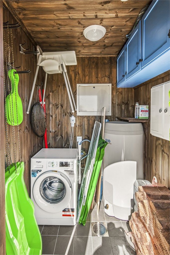 Praktisk bod med opplegg for vaskemaskin. Utvendig adkomst.